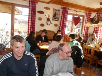 Michael HofstÃ¤tter, Oberstdorf. Endlich in der Futterkneipe. Jetzt gibt's was zum einwerfen.
