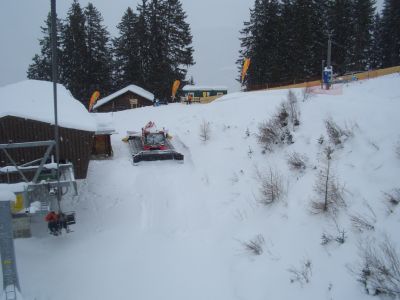 Pistenbullys warten auf Einsatz
(Savognin CH) Thomas Muff
